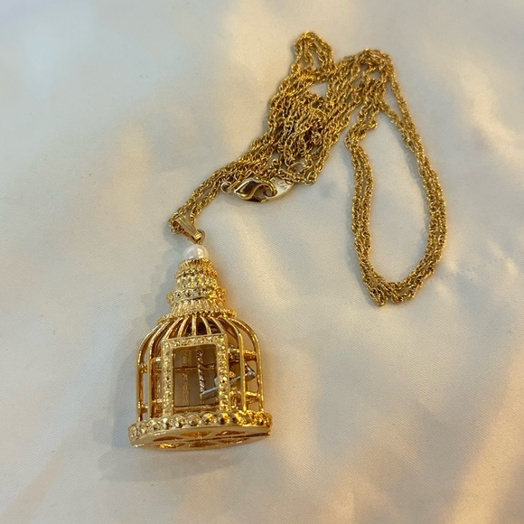 Vintage Avon Pendant Plume Necklace With Gold tone Birdcage Pendant NIB - Picture 4 of 8